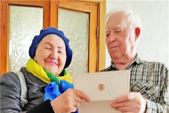 В Чебоксарах вручены памятные открытки ветеранам педагогического труда