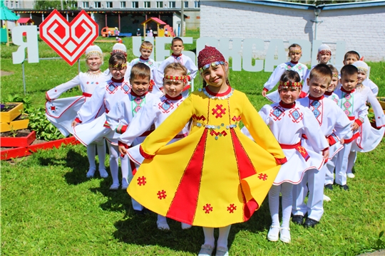 Узоры земли чувашской: в детских садах проходит красочное дефиле в чувашских костюмах