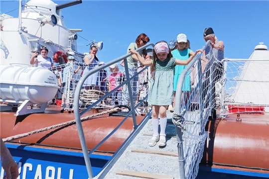 По родному краю с рюкзаком шагаю: экскурсию на сторожевой корабль «Чебоксары» совершили воспитанники детских садов