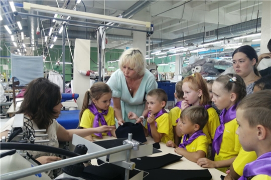 Первые шаги в профессию: воспитанники центра активного отдыха посетили швейную фабрику