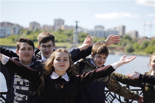 Столичные школьники поздравляют Чебоксары с Днем города