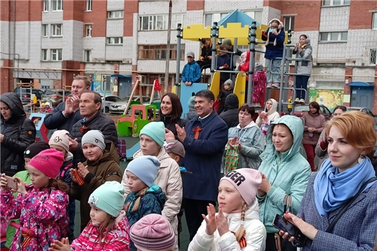 Жители Чебоксар приняли участие во Всероссийской акции «‎Поем двором»