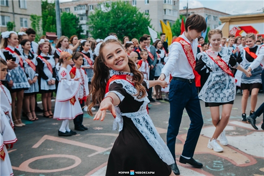 Поздравление руководства города с последним звонком