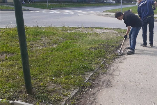 Система «Инцидент менеджмент»: по обращению жителей Чебоксар трудовая бригада навела чистоту по улице Кривова