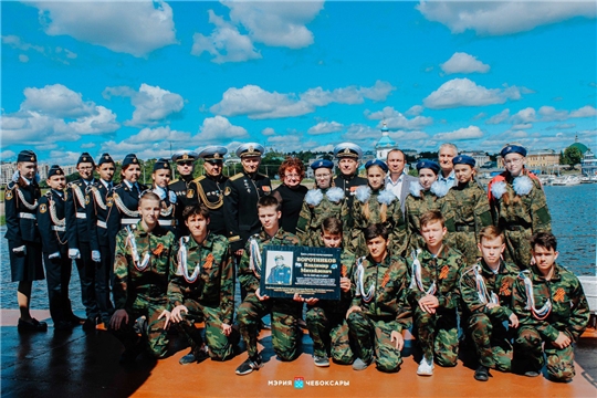 Команда Северного флота ВМФ России вручила Чебоксарам мемориальную доску в память об адмирале Владимире Воротникове