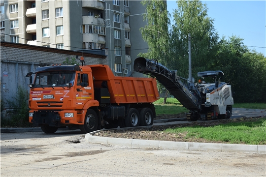 Специальная комиссия в Чебоксарах проверила ход комплексного ремонта дворовой территории