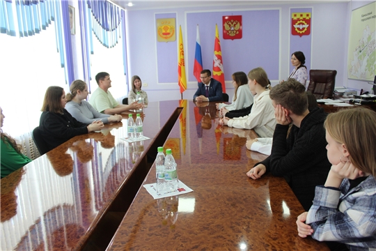 Глава администрации города Канаш Виталий Михайлов встретился с юными журналистами города