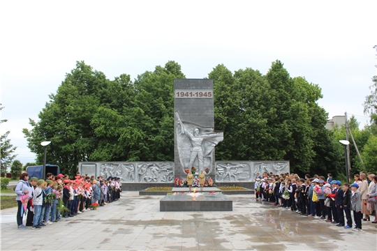 В День памяти и скорби жители города Канаш возложили цветы к Вечному огню