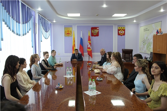 Глава администрации города Канаш Виталий Михайлов провел встречу с выпускниками Лицея государственной службы и управления