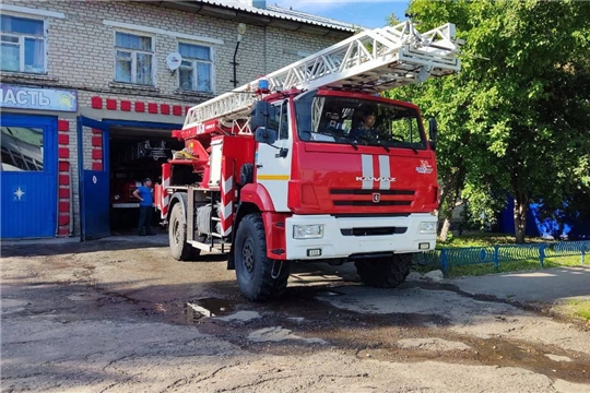 В преддверии Дня города Канашская 15 пожарно-спасательная часть получила на вооружение новый пожарный автомобиль – автолестница (АЛ-30) базе шасси КАМАЗ
