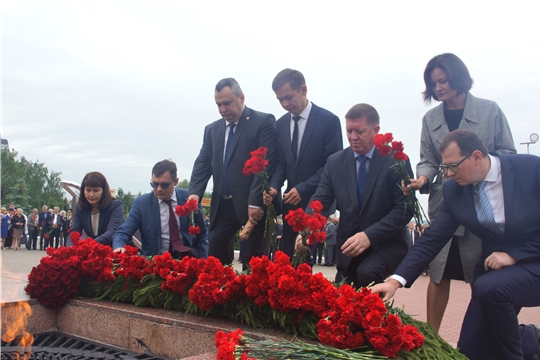 Сергей Павлов возложил цветы к Вечному огню в День памяти и скорби