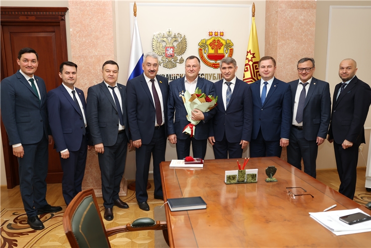Олег Николаев вручил награды директору Чебоксарского предприятия «Сеспель» Владимиру Бакшаеву