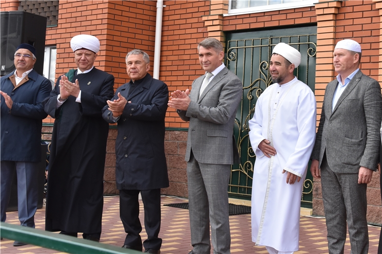 Олег Николаев и Рустам Минниханов открыли обновленную мечеть в татарском селе в Чувашии