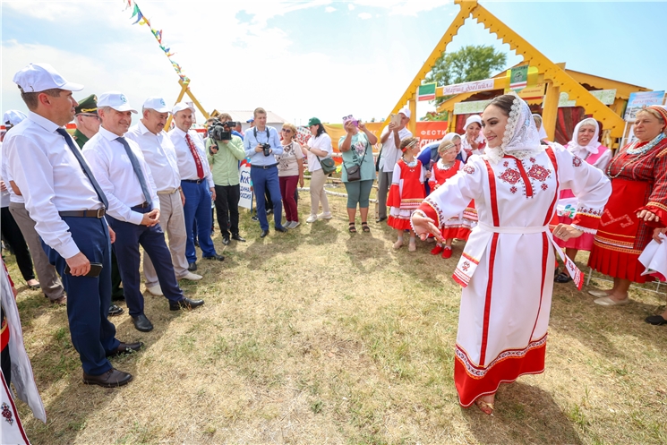 Олег Николаев посетил традиционную Тихвинскую ярмарку в Цивильском районе