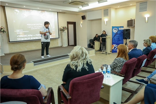 Олег Николаев посетил премьеру документального фильма «Чебоксары — город трудовой доблести»