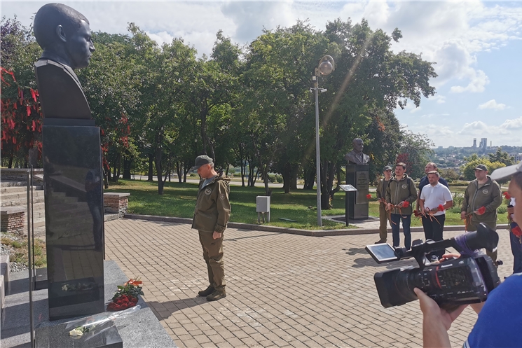 Глава Чувашии возложил цветы к памятнику первому главе самопровозглашенной ДНР Александру Захарченко