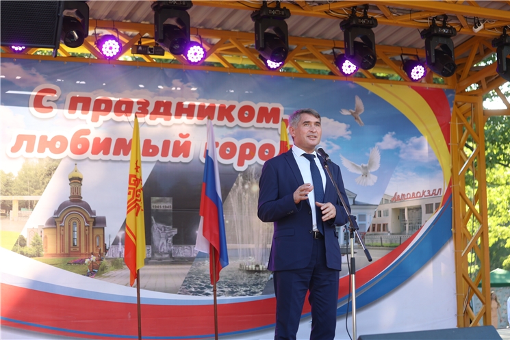 Олег Николаев поздравил канашцев с Днем города и Днем железнодорожника