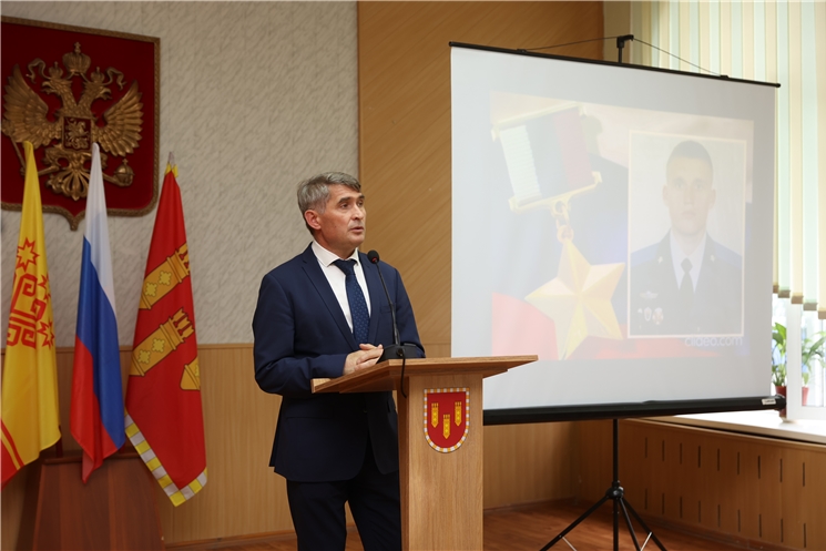 Глава Чувашии вручил Звезду Героя России родным погибшего на Украине рядового Александра Старчкова