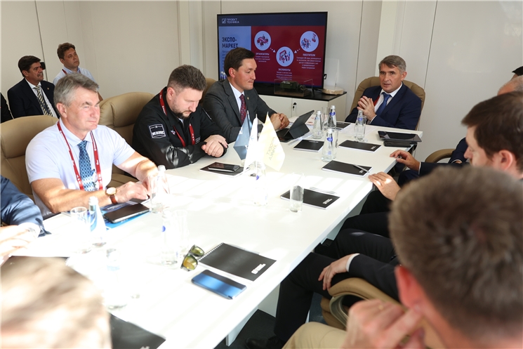 АРМИЯ-2022: Олег Николаев поддержал предложение организовать делегацию промышленников Чувашии в «Роскосмос» и «Ростех»