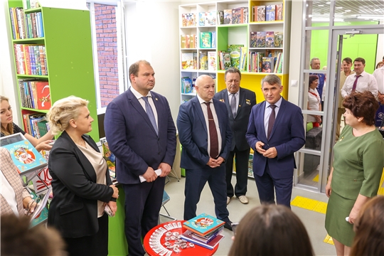 Олег Николаев открыл первую в Чебоксарах модернизированную в рамках национального проекта «Культура» библиотеку