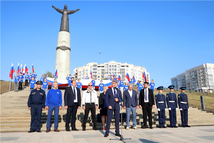 Олег Николаев: Флаг страны — в сердце каждого россиянина 