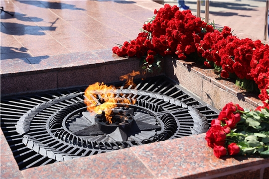 Леонид Черкесов и депутаты Госсовета Чувашии возложили цветы к Монументу Славы