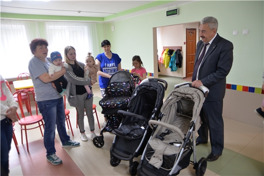 Леонид Черкесов передал вынужденным переселенцам из Донбасса детские коляски