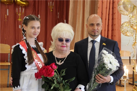 Депутат Алексей Мурыгин поздравил выпускников с последним звонком