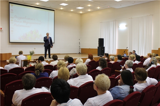 Депутат Виктор Горбунов поздравил коллектив Чебоксарской центральной горбольницы 