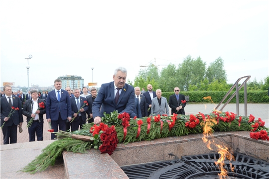 Депутаты Госсовета Чувашии возложили цветы к Вечному огню в День памяти и скорби