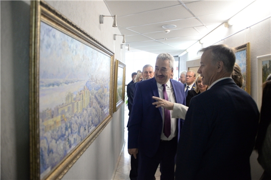 В Госсовете Чувашии ко Дню Республики открылась уникальная выставка живописи "Чувашия - наша республика"