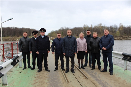 Подписание акта о приемке в эксплуатацию понтонного моста через Суру