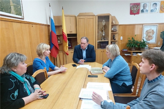 Глава администрации Валерий Шигашев поставил задачу активизировать работу по проведению в Шумерле рейтингового голосования по благоустройству общественных территорий