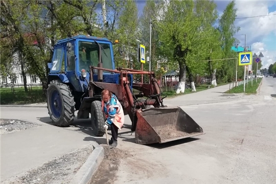 Шумерлинские дорожники продолжают убирать смёт вдоль бордюров