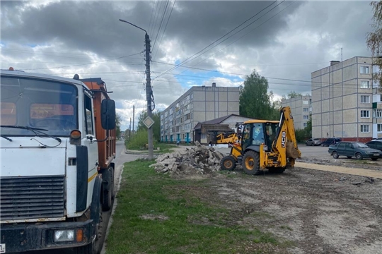 В рамках исполнения просроченных обязательств подрядчик приступил к вывозу строительного мусора с обустраиваемых ранее в городе Шумерля территорий