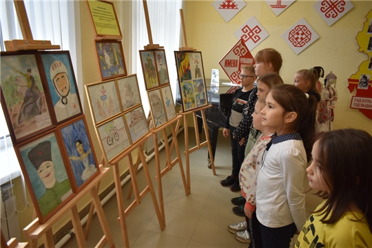 Выставка конкурных рисунков ребят с ограниченными возможностями здоровья о знаменитых земляках открылась в Детской школе искусств №1 города Шумерля
