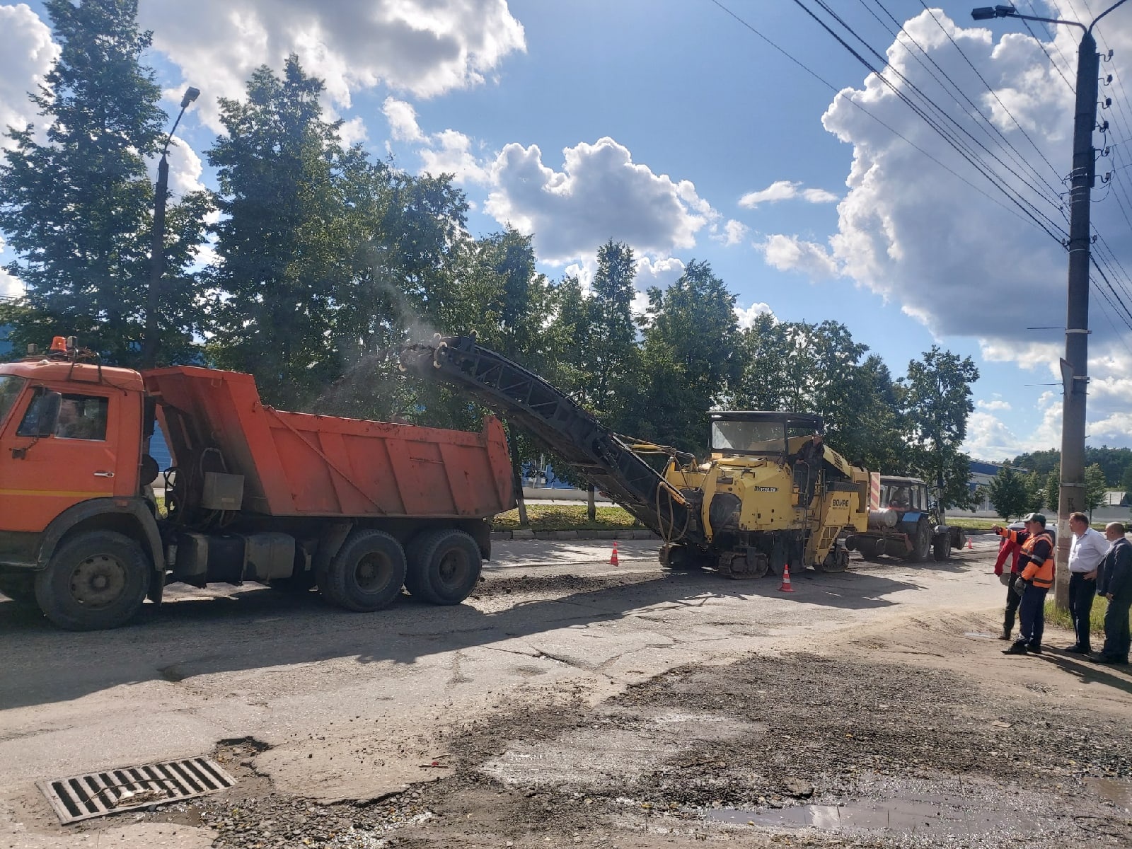 В Шумерле проводят текущий ремонт дорог | 19.07.2022 | Шумерля - БезФормата