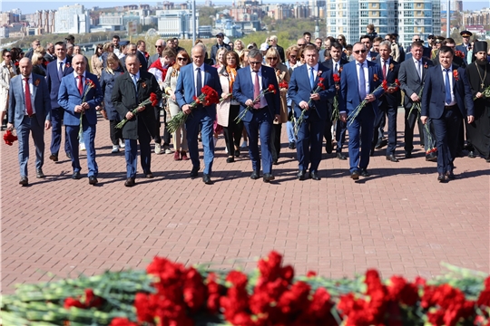 Возложение цветов к Монументу Славы