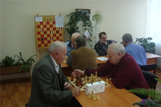 Любители – шахматисты шахматного клуба «Ветеран» провели товарищескую игру по шахматам 