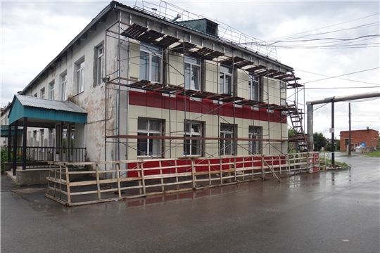 Обновляется и утепляется фасад и кровля здания поликлиники Ибресинской центральной районной больницы 