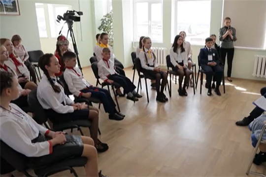 Олег Николаев встретился с юными корреспондентами газеты «Тантăш»