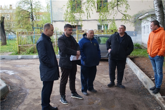 В Калининском районе г. Чебоксары проверили ход ремонта и благоустройства дворовых территорий