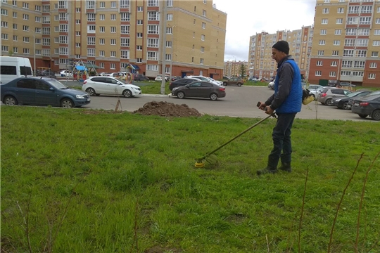 В Калининском районе г. Чебоксары продолжаются работы по покосу травы