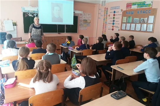 Специалисты ДК «Южный» рассказали ученикам СОШ №43 о жизни и творчестве выдающегося поэта Константина Иванова