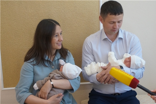 В праздничный день торжественно зарегистрировали рождение детей