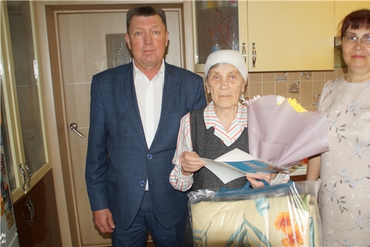 В Год выдающихся земляков глава администрации Калининского района поздравил с 95-летием Валентину Прокопьеву
