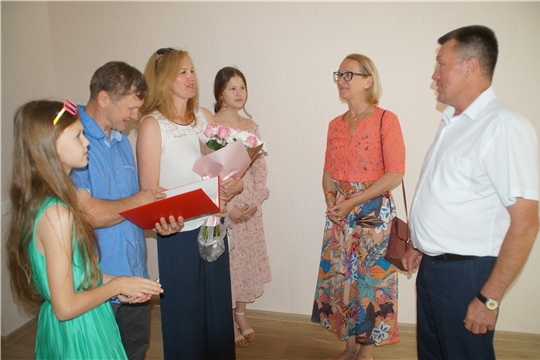 Вручение многодетной семье ключей от нового жилья