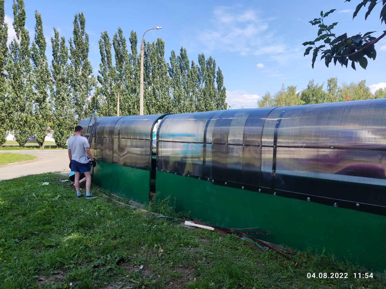 В Чебоксарах продолжается ремонт и покраска торговых навесов | Управа по  Калининскому району администрации города Чебоксары