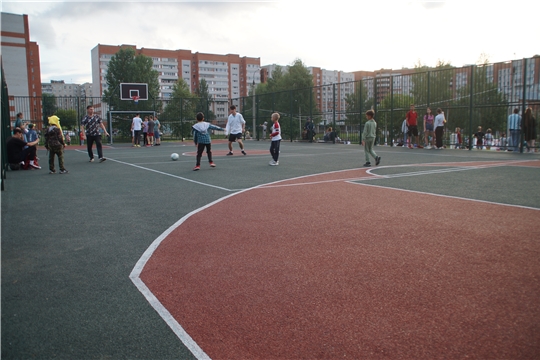В Калининском районе открыли современную универсальную спортивную площадку 