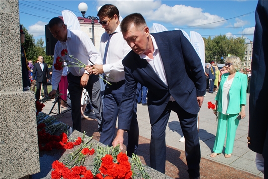 В честь знаменательного события в Чебоксарах возложили цветы к памятнику легендарному космонавту Андрияну Николаеву